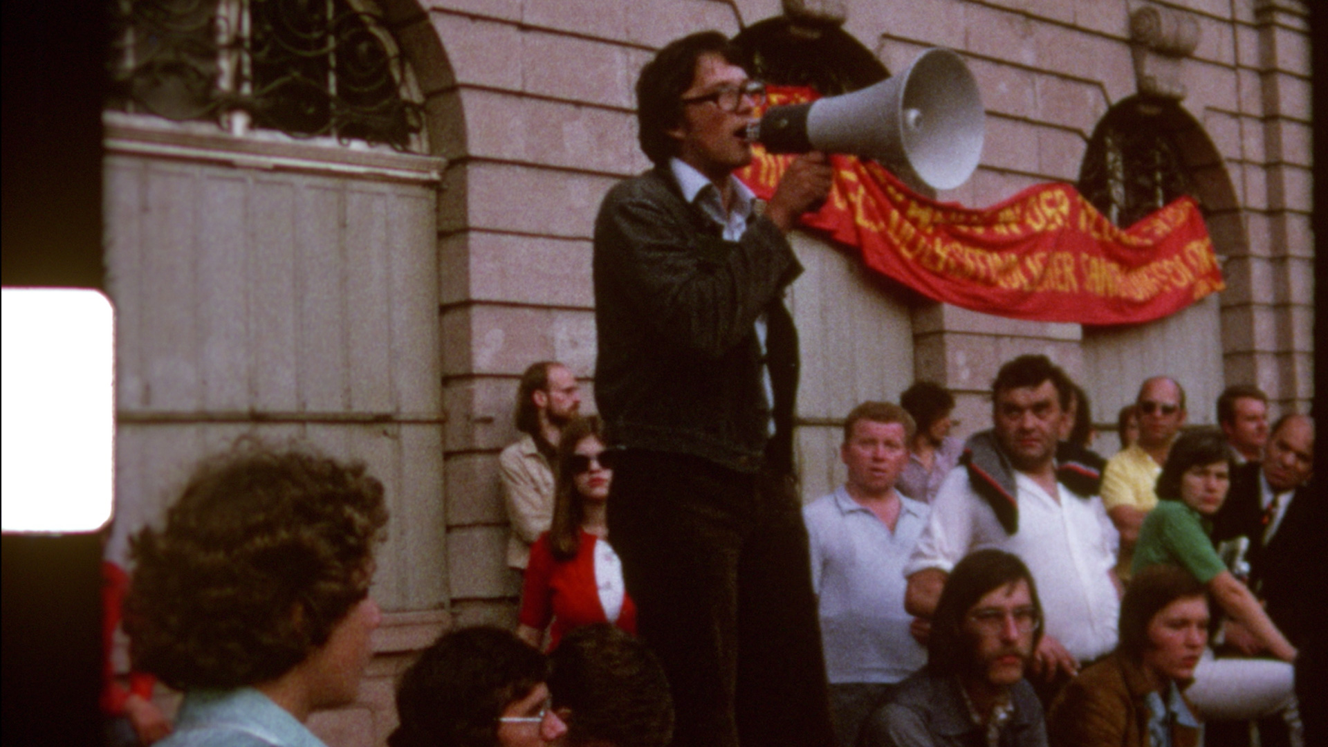 Standbild aus dem Film „Demonstration gegen die Räumung des Kindergarten Plöck in Heidelberg“ (1976, Archivnummer: LFS_008038)